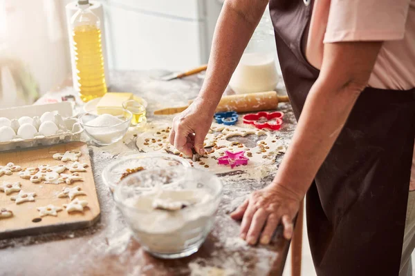 Уміла жінка-пекарня робить сортування тіста для печива — стокове фото