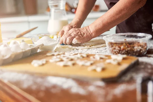 Досвідчений кухар формує тісто для печива — стокове фото