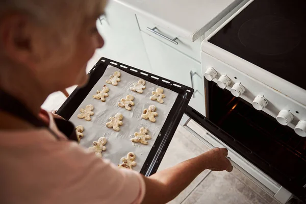 Кваліфікована літня жінка збирається пекти печиво — стокове фото