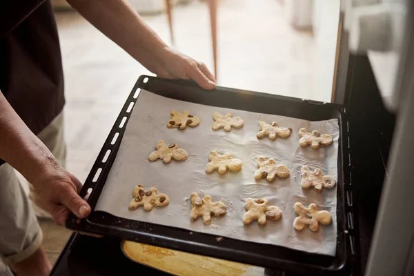 Цілий аркуш чоловічої форми печива збирається запекти — стокове фото