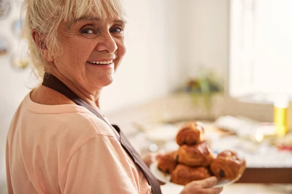 Grand-mère posant avec ses pâtisseries maison spéciales — Photo