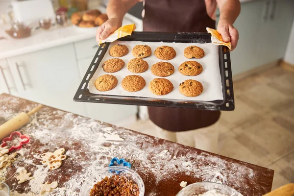 Умілий пекар презентує лоток зі свіжим гарячим печивом — стокове фото