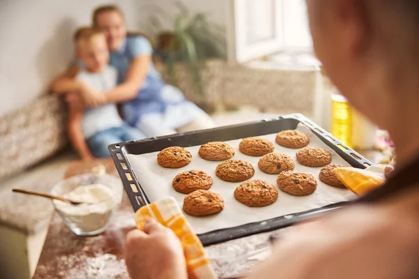 Домашнє печиво свіже з духовки для улюблених дітей — стокове фото