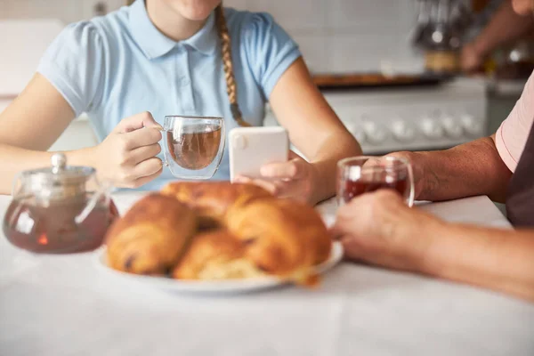 Abuela y adolescente pasar tiempo de calidad juntos — Foto de Stock