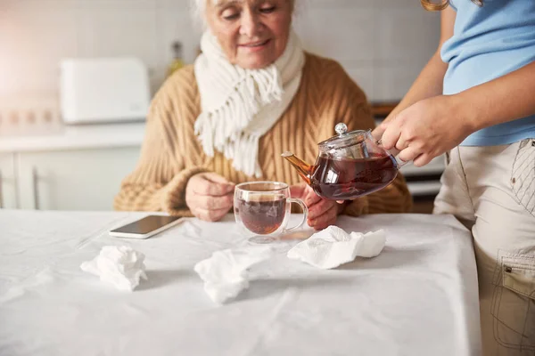 Té caliente para que la abuela se sienta mal — Foto de Stock