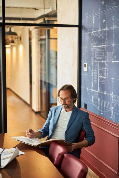 Ostörd brunett man som arbetar ensam på sitt kontor — Stockfoto