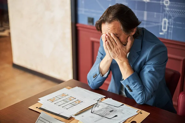 Employé de bureau occupé souffrant d'épuisement professionnel tout en faisant son travail — Photo