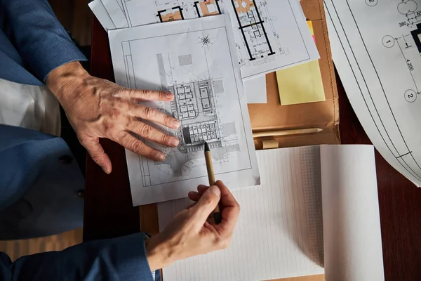 Ofis çalışanı masasında evrak işleriyle uğraşıyor.