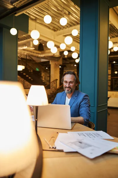 Wunderbarer Herr mit Laptop für Fernarbeit — Stockfoto