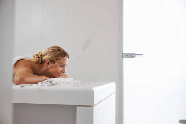 Linda elegante feminino passar grande fim de semana spa em hammam — Fotografia de Stock