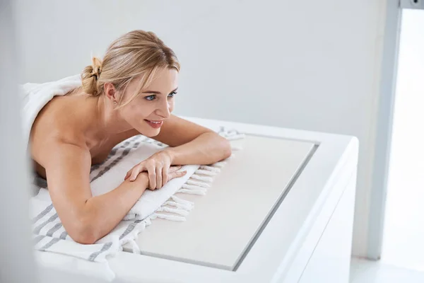 Charmig elegant kvinna tillbringar bra helg i hamam — Stockfoto