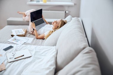 Kanepesinde uzanan şefkatli bir kadın.