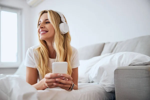 Positivo felice femmina di essere solo a casa — Foto Stock