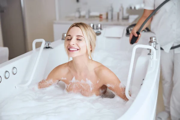 Jeune blonde femme caucasienne au repos au spa dans bain tourbillon — Photo