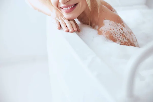 Mulher loira caucasiana tomando procedimento de água na clínica de spa — Fotografia de Stock