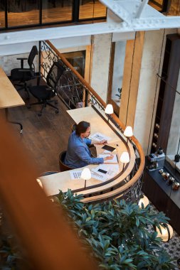 Rahatsiz edilmemis mesgul bir beyefendi, dinlenme odasında çalisiyor.