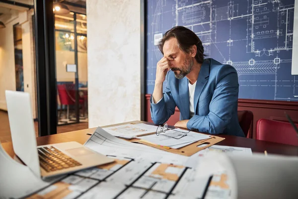 Gentleman en détresse surmonter la fatigue à son lieu de travail — Photo