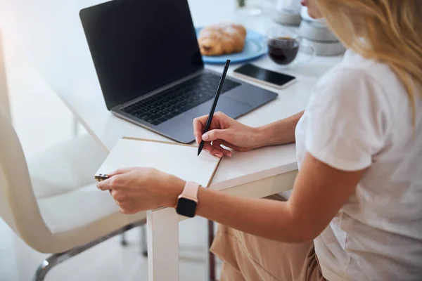 Primo piano di donna attenta che prende appunti — Foto Stock