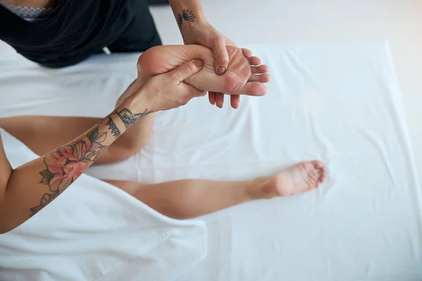 Lekarz badający mobilność męskiej stopy pacjenta — Zdjęcie stockowe