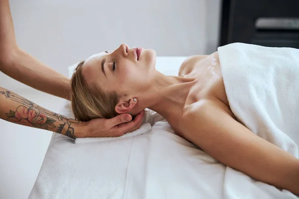 Mooie vrouw met gesloten ogen in spa salon krijgen massage — Stockfoto