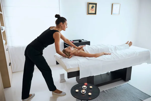 Fisioterapeuta profesional haciendo masaje en la sección en el pecho en el balneario —  Fotos de Stock