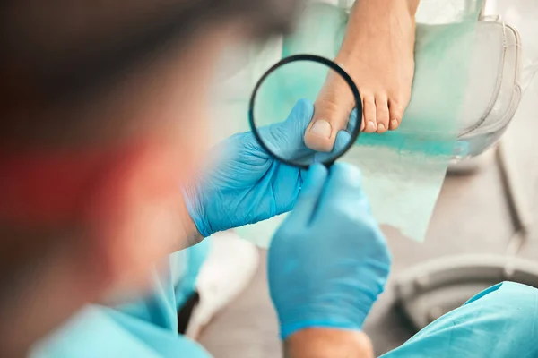 Operatore medico attento controllo chiodo dopo la procedura — Foto Stock