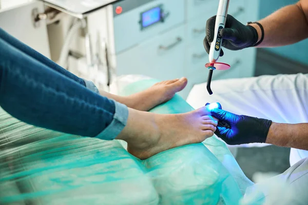 Focused photo on female feet leaning on support — Stock Photo, Image