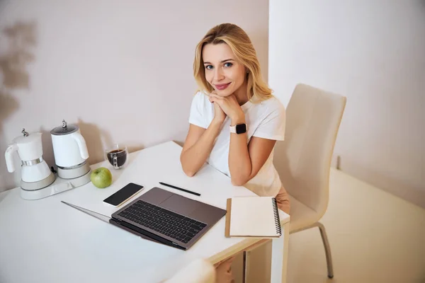 Joyeux joyeux jeune femme posant à l'appareil photo dans la chambre à l'intérieur — Photo