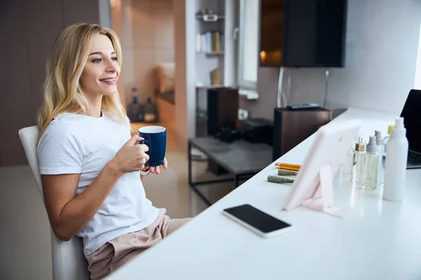 Mignon caucasien femme en blanc chemise tenant tasse avec boisson dans les mains — Photo