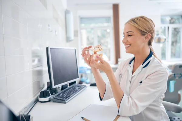 Dentiste souriante profitant de la journée de travail à la clinique — Photo