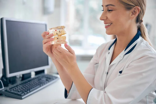 Joyeux jeune professionnel dans le bureau de dentiste moderne — Photo