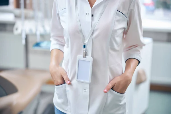 Une dentiste attend des patientes à l'hôpital — Photo