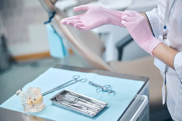 Dentista femenina preparándose para tratar a paciente — Foto de Stock