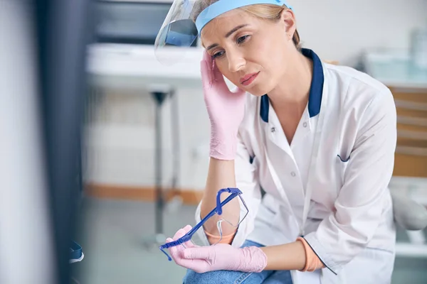 Dentiste féminine énervée fatiguée après les procédures avec le patient — Photo