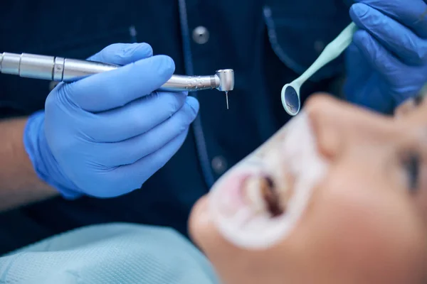 Dentysta umieszczenie wypełnienie dla młodej kobiety w klinice — Zdjęcie stockowe