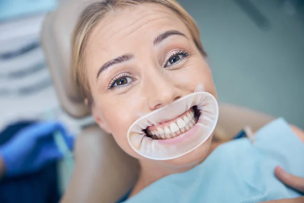 Mujer bonita feliz después del procedimiento dental en la clínica — Foto de Stock