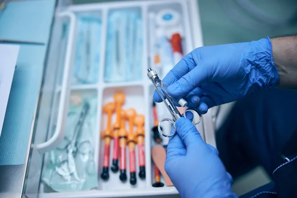 Odontólogo masculino que prepara la jeringa para inyección en el consultorio — Foto de Stock
