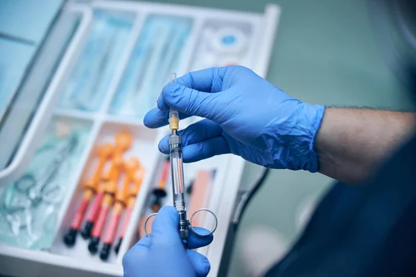 Dentista masculino que toma injeção de analgésico para tratamento — Fotografia de Stock