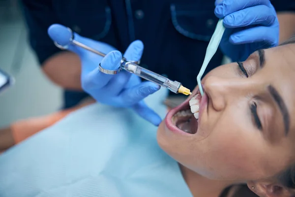 Dentista inyectable en goma de mascar en el consultorio — Foto de Stock