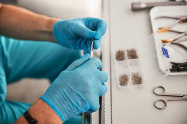 Kabinede tedavi için araç seçen ayak hastalıkları uzmanının odaklı resmi