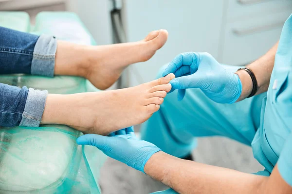 Painful problems with an ingrown nail solved with a special VHO clamp — Stock Photo, Image