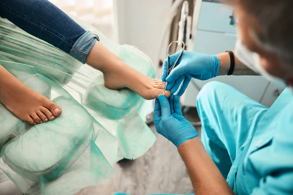 Paciente femenina visitando podólogo con dolor en pies y dedos de los pies —  Fotos de Stock