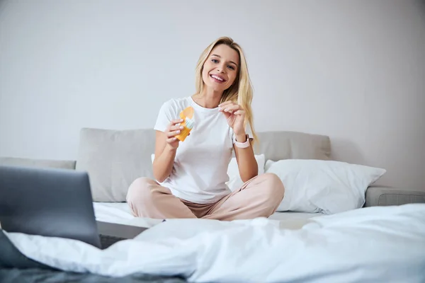 Jolie jeune femme en vêtements de maison posant à l'appareil photo dans les appartements à la maison — Photo