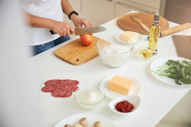 Lezzetli ev yapımı yemekler için sebze kesiyorum.