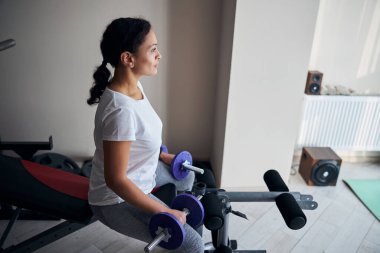 Vücut geliştirici oturma pozisyonundan çalışıyor