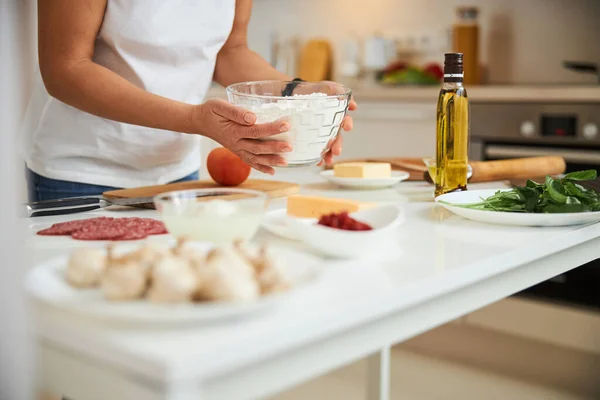 Підготовка інгредієнтів для приготування тіста в домашніх умовах — стокове фото