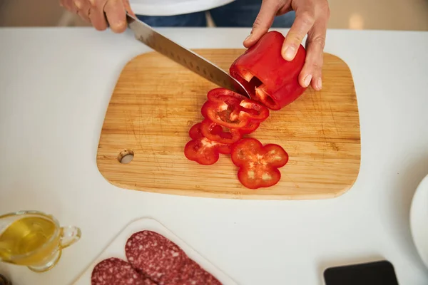 Нарізання овочів на кухні для смачної вечері — стокове фото