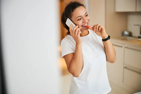 Desfrutando de lanche saudável enquanto fala ao telefone — Fotografia de Stock