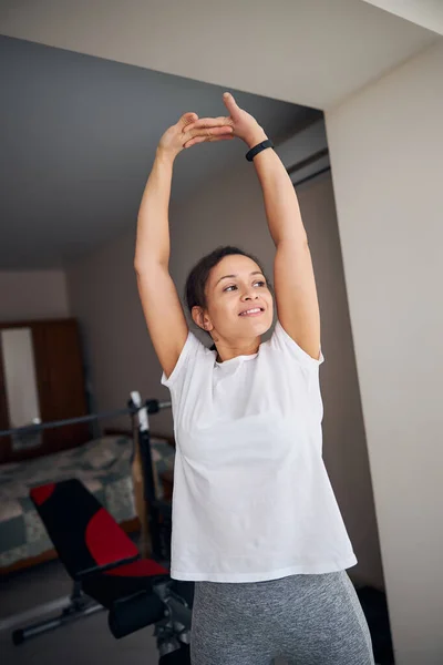 Soddisfatto atleta femminile facendo una portata aerea — Foto Stock