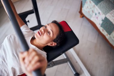 Spor salonunda halteri kaldıran profesyonel bir sporcu.